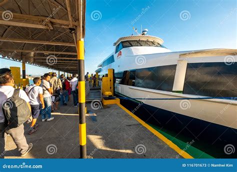 Passageiros Que Embarcam A Balsa A Cebu Bohol Filipinas Foto De Stock