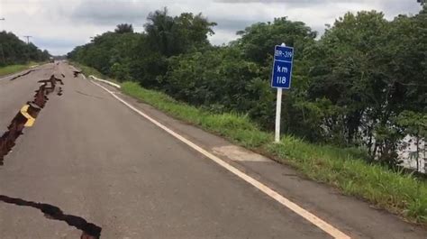 Pista Da Br 319 Cede E Abre Valas No Asfalto Na Altura Do Km 118