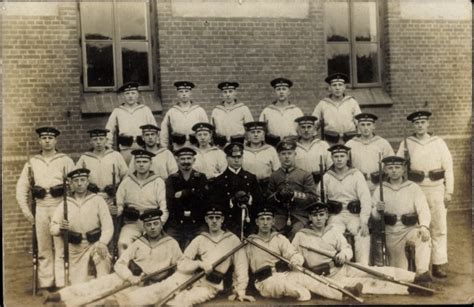 Foto Ansichtskarte Postkarte Deutsche Matrosen In Uniformen Seeleute