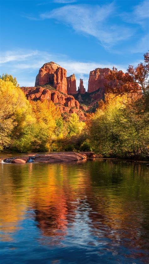 Widok Na Roz Wietlone Ska Y Cathedral Rock Tapeta Na Telefon