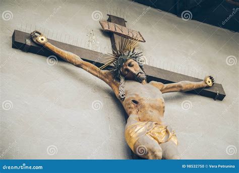 Eine Statue Von Jesus Auf Dem Kreuz Stockfoto Bild Von Christus