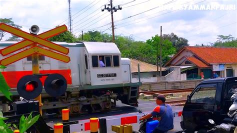 Palang Pintu Perlintasan Kereta Api Railroad Crossing Ka Bengawan