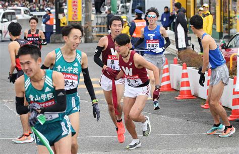 ＜第96回箱根駅伝往路・戸塚中継所＞戸塚中継所、3区・井川にたすきを繋ぐ早大・太田（中央）（撮影・会津 智海） ― スポニチ Sponichi