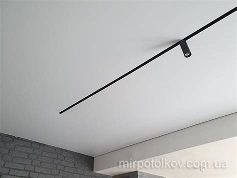 Треки в натяжном потолке. Встроенный магнитный трек в подвесной потолок.