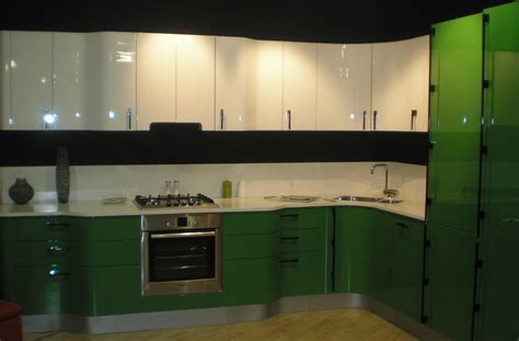 Кухня темно зеленый низ белый верх - 67 фото