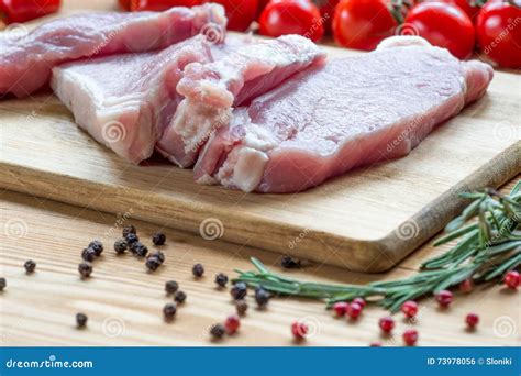 Carne De Porco Crua Na Placa E Nos Vegetais De Corte Foto De Stock