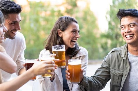 Feliz Grupo De Amigos Multirraciais Bebendo Cerveja No Restaurante Da