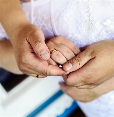 Manos Con Los Anillos De Bodas Imagen De Archivo Imagen De Novia