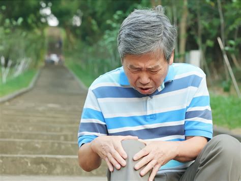 下山膝蓋痛？50歲後必學「下坡4個技巧」：這樣走路不傷膝蓋，66歲退休阿伯半年改善腰痛 今周刊