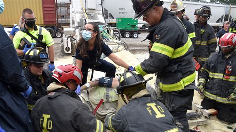 Crews Work To Free Man S Arm Trapped In Conveyor Belt Wthr