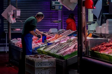 Compras de última hora en los mercados para la cena de Nochebuena FOTOS