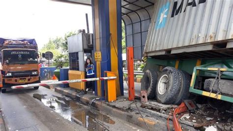 Kecelakaan Di Gerbang Tol Halim Truk Kontainer Tabrak Gardu Tol