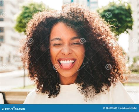 Bella Mujer Con Peinado Afro Rizado Posando Al Aire Libre Imagen De