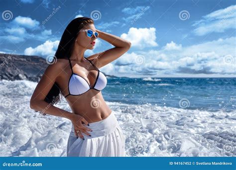 Muchacha Hermosa En El Bikini Blanco En La Playa Foto De Archivo