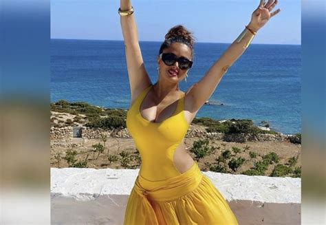 Salma Hayek Se Despide Del Con Atrevidas Fotos En Bikini