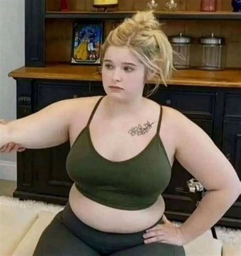 Who S This Chubby Blonde Girl With Green Gym Top And Flower Tattoo Not Sure If It S Porn 1