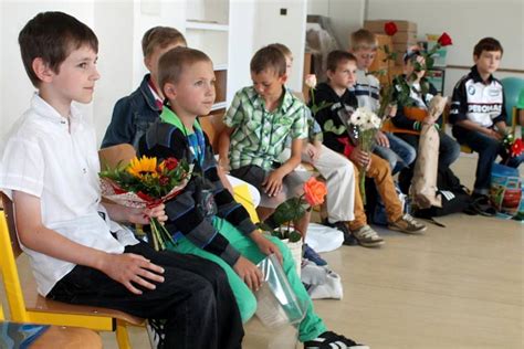 Fotogalerie Na základní škole Zachar se žáci dočkali vysvědčení už v