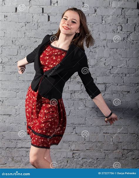 Ragazza Teenager Del Giovane Brunette Sveglio In Vestito Rosso Fotografia Stock Immagine Di