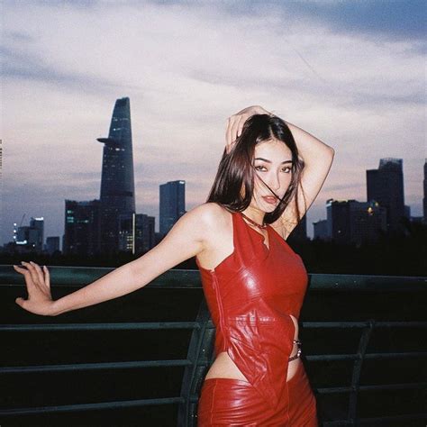 Khổng Tú Quỳnh đụng hàng Chi Pu Cô bé dâu tây với bom sex tạo dáng quằn quại bạn chọn ai