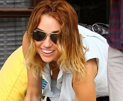 Latest Hot News Online Miley Cyrus Slight Nip Slip HD