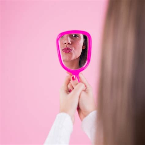 Mulher Se Olhando No Espelho E Mandando Beijo Foto Premium