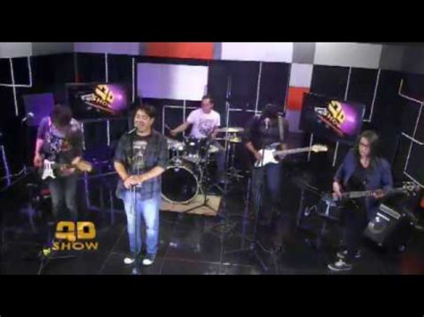 Naked Warning interpreta Some More en el QD acústico YouTube