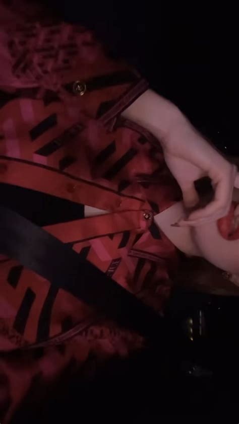 Pin By Emi On Guardado R Pido Latina Fashion Outfits Fashion Poster Poses For Photos