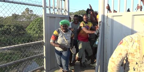 Haitians push through Dajabon border to access Dominican Republic ...