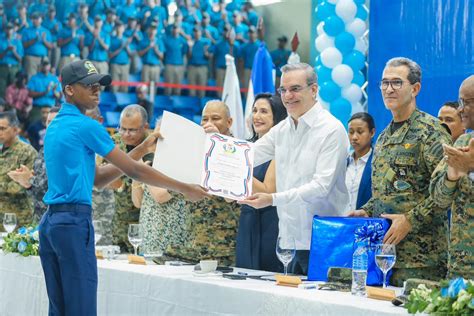 Presidente Encabeza Graduaci N De Programa Del Servicio Militar