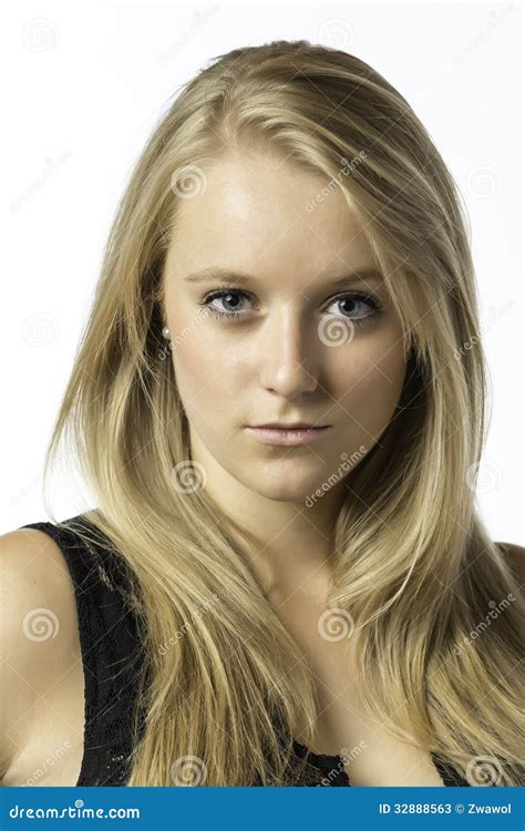 Portrait D Une Fille Blonde Avec Des Yeux Bleus Image Stock Image Du