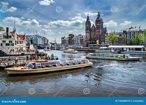 Canal Os Barcos Em Amsterd O Imagem Editorial Imagem De Holanda