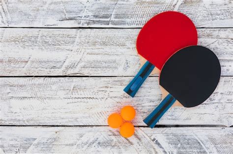 Bolas De Ping Pong E Raquete De Madeira Em Fundo Branco De Madeira