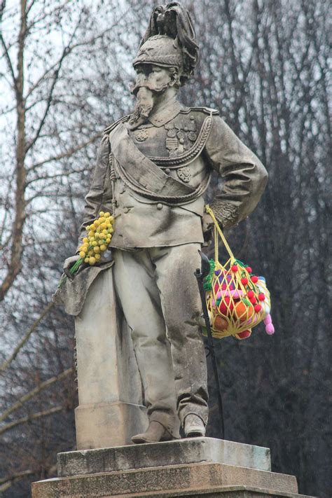 32 Incredibly Cool Yarn Bombings To Brighten Your Day Artofit