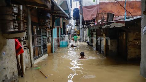 Kali Ciliwung Meluap Perumahan Di Kebon Pala Jakarta Timur Terendam