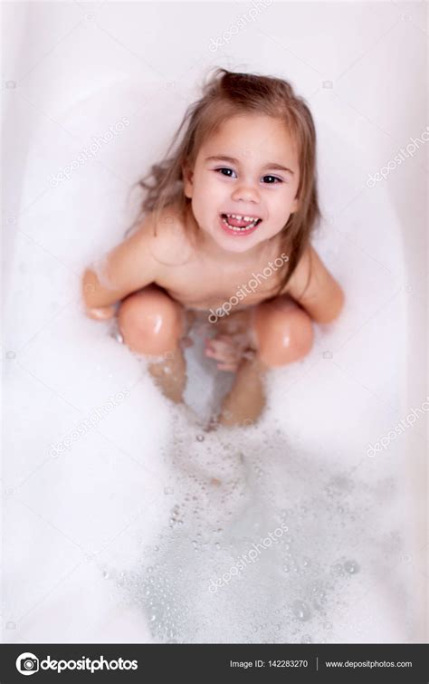 Enfant Fille Assis Dans Une Salle De Bain Avec Mousse Image Libre De