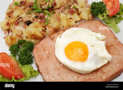 Leberkaese mit Spiegelei und Bratkartoffeln bayerische Spezialität