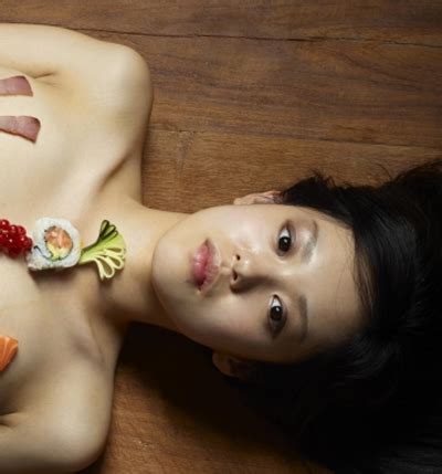 Mẫu nude trên bàn tiệc Nghề ồn ào nhất Nhật Bản