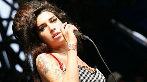 7 Of Amy Winehouses Most Iconic Outfits Amy Winehouse Winehouse Amy