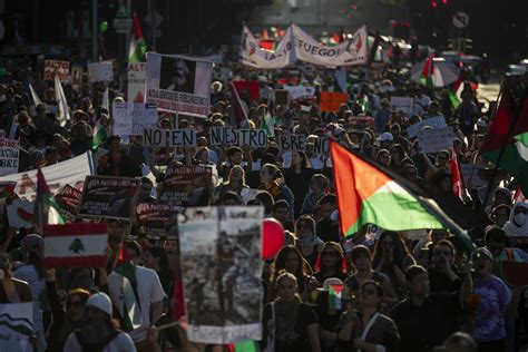 Miles De Mexicanos Marchan En Ciudad De M Xico En Contra Del Genocidio