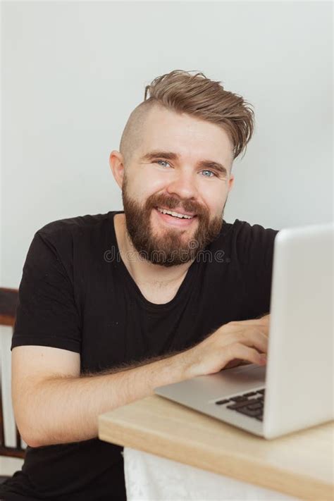 Jovem Feliz Sorrindo Assistindo E Trabalhando Em Laptop De Computador