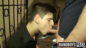 Se Inclina Y Abre El Trasero Para Follar A Pelo XVIDEOS