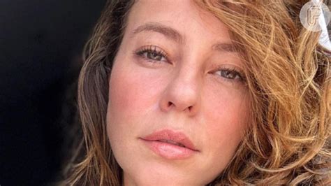 De sutiã nude Paolla Oliveira arranca suspiros em fotos arrasadoras Gostosa demais Veja