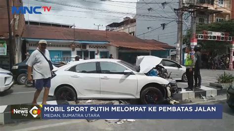 Diduga Sopir Ngantuk Mobil Sport Putih Melompat Ke Pembatas Jalan