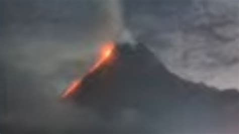 Gunung Merapi Luncurkan Kali Guguran Lava Pijar Ke Arah Kali Bebeng