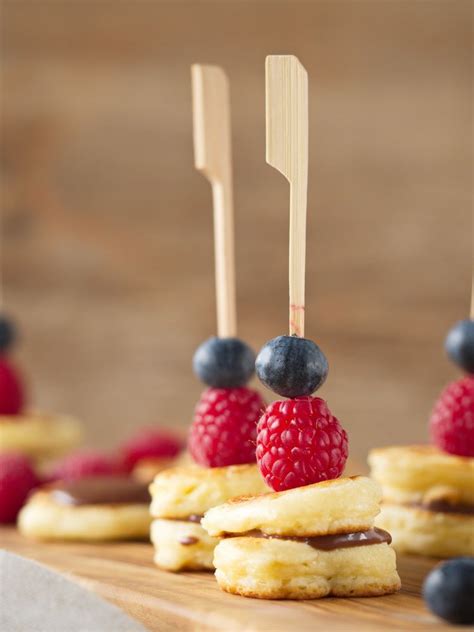 Kleine Spießereien oder Beeren Pancake Spieße mit Schokoladencreme