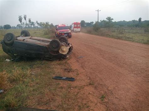 Motorista perde controle da direção e capota carro em estrada vicinal