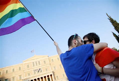 TO LGBT GREECE AΠΑΝΤΑ ΣΤΗ ΚΡΙΤΙΚΗ ΓΙΑ ΤΟ PRIDE ΚΑΙ ΤΑ ΣΧΟΛΙΑ ΓΙΑ ΤΟΥΣ GAY Η ΗΜΙΜΑΘΕΙΑ ΕΙΝΑΙ