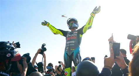 Valentino Rossi Ultima Gara A Valencia Emozione E Applausi