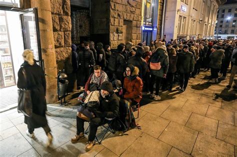 Места в очередях за новым айфоном начали продавать за 50 тысяч рублей