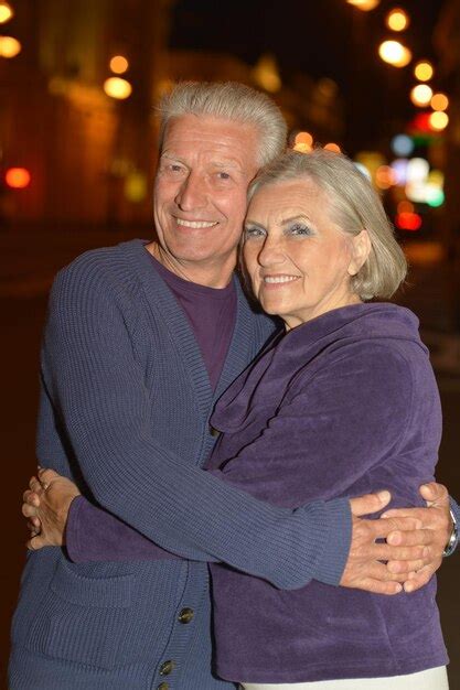 Retrato De Una Feliz Pareja De Ancianos Abraz Ndose Foto Premium